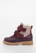Lila Leder-Ankle-Boot mit einem Obermaterial aus floral gemustertem Textil, drei Klettverschlussriemen und einer dicken Gummisohle für Trittfestigkeit und Langlebigkeit.