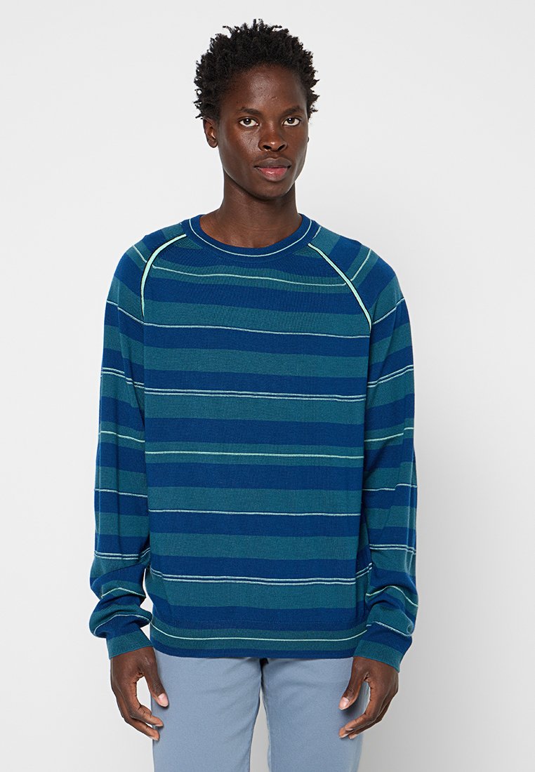 Herrenpullover mit langen Ärmeln in Blau- und Grüntönen, mit Rundhalsausschnitt, gerippten Bündchen und weichem, strukturiertem Stoff.