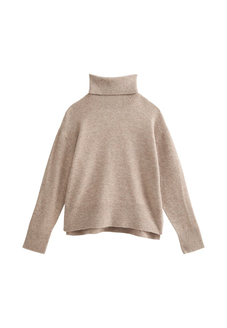 Beige Strickpullover mit hohem Rollkragen, überschnittenen Schultern und gerippten Abschlüssen. Weiche Textur und lockere, kastige Passform. Sieht leicht aus.