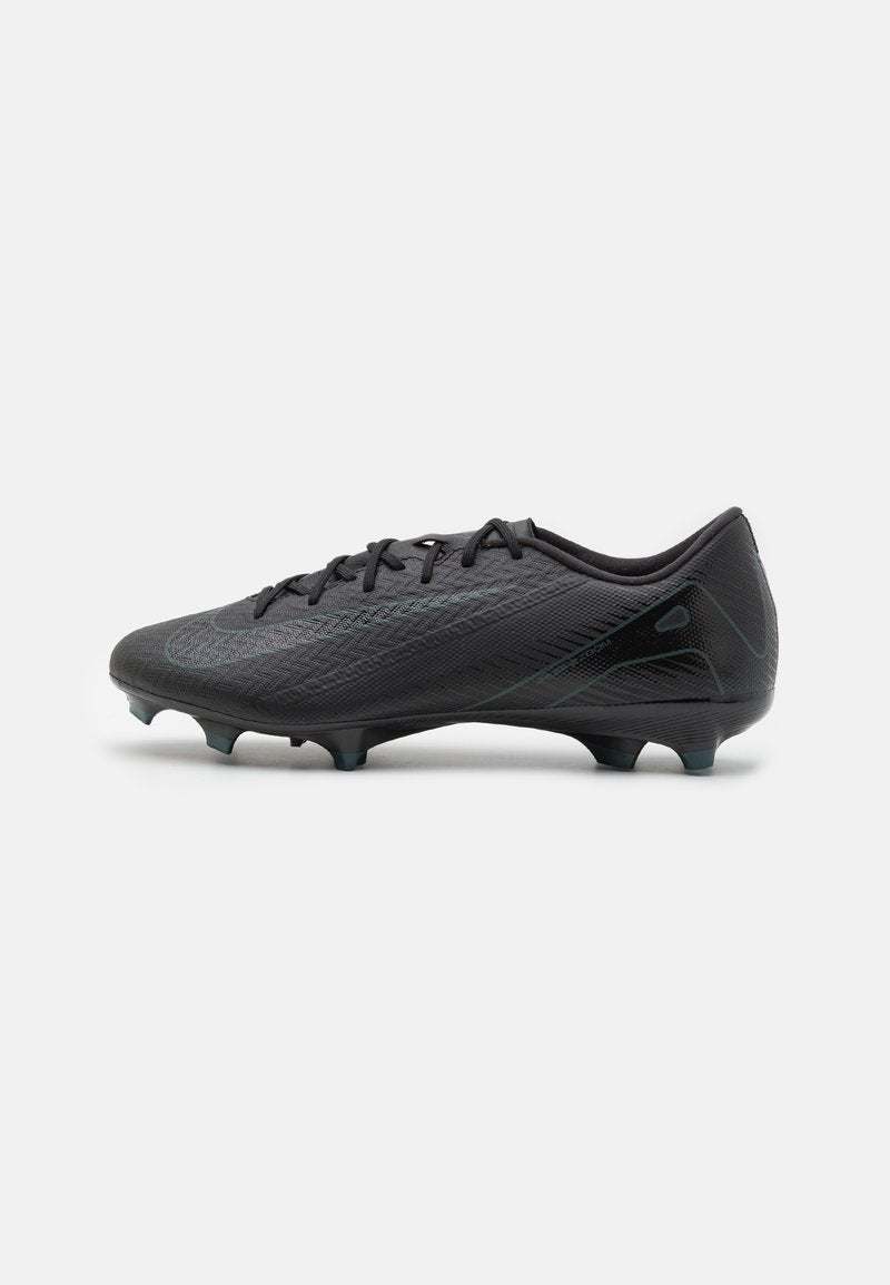 Schwarzer Fußballschuh mit strukturiertem, synthetischem Obermaterial, Schnürdesign und kontrastierenden türkisfarbenen Akzenten an der Sohle und der Markierung.