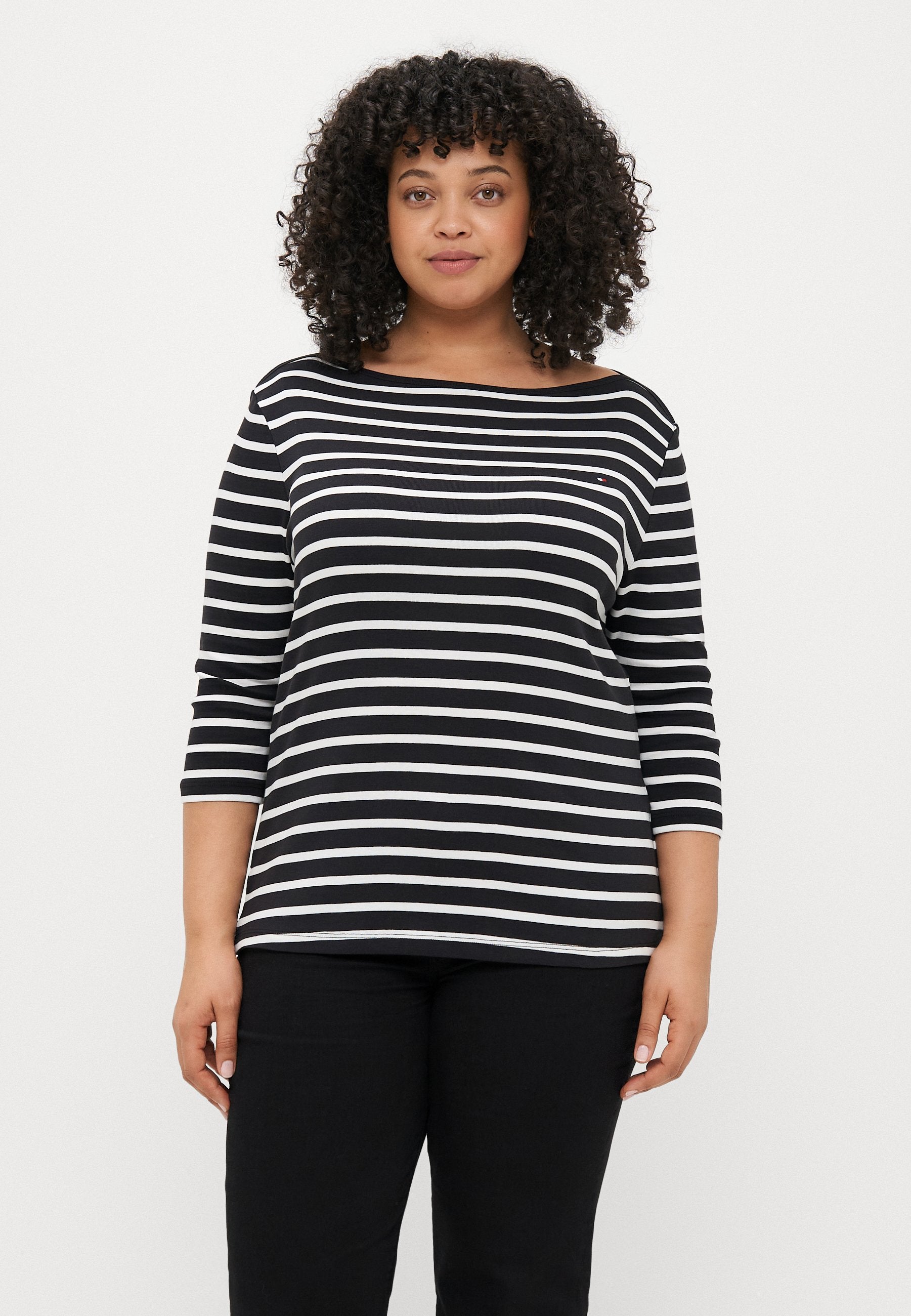 CURVE BOAT NECK THREE-QUARTER SLEEVE T-SHIRT Media 3