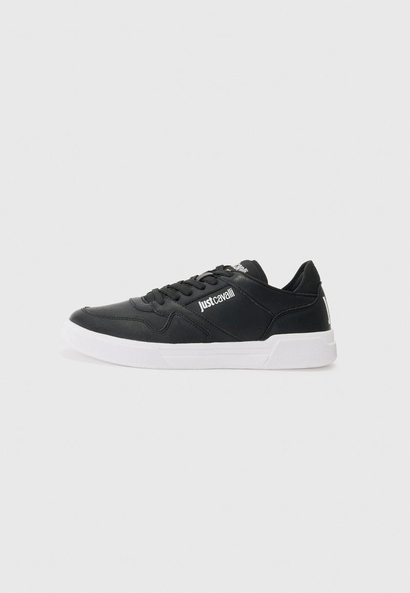 Schwarzer Sneaker aus synthetischem Leder mit weißer Gummisohle, ausgestattet mit einer Schnürung und einem Logodetail an der Seite.