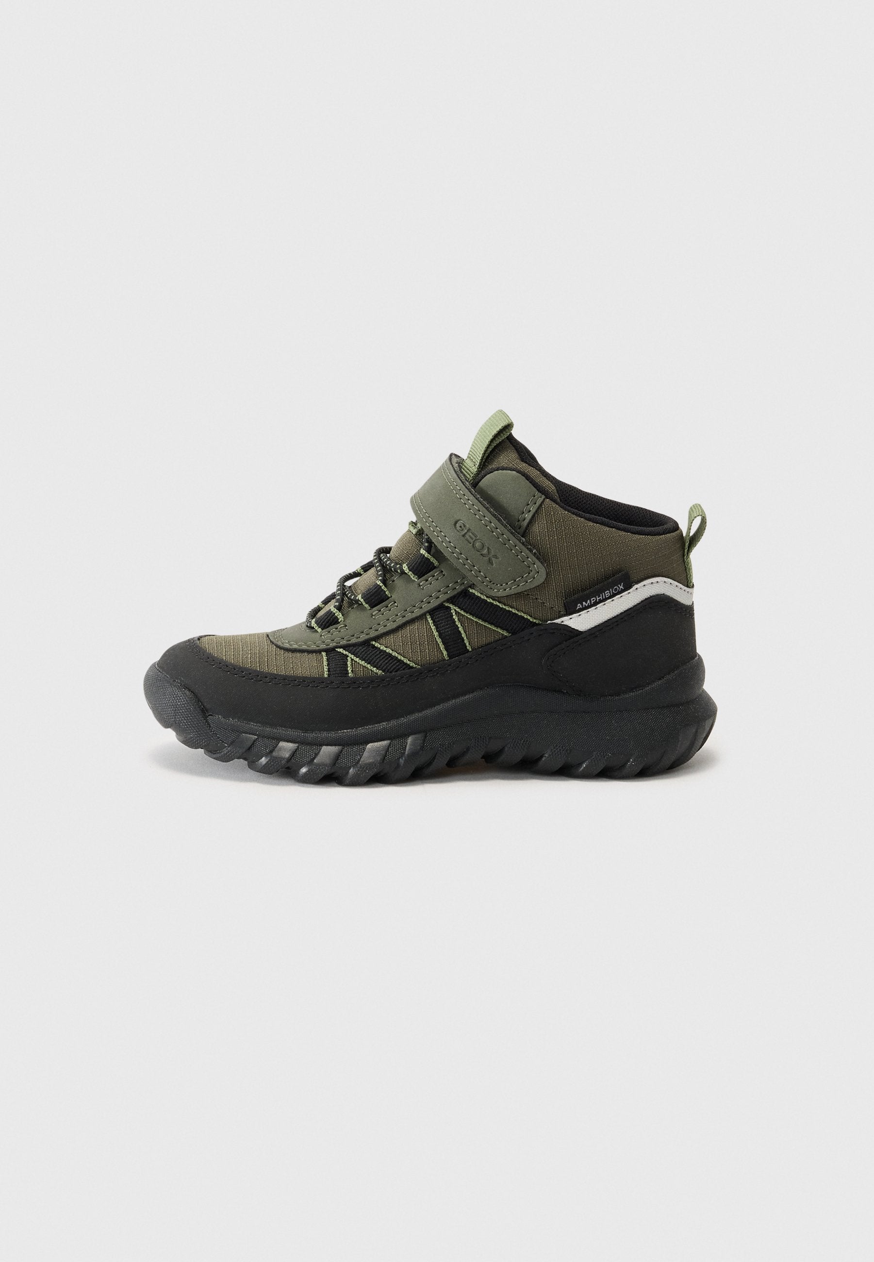 Grüne und schwarze Wanderschuhe mit einem hohen Design, strukturiertem Stoff, Klettverschluss und einer robusten Gummisohle für besseren Halt.