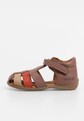 Braune Leder-Sandale mit drei farblich abgesetzten Riemen: hellbeige, rostrot und dunkelbraun. Verstellbarer Klettverschluss, leicht und mit einer hellbraunen Sohle.