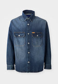 Dunkelblaue Jeanshemd mit Button-Down-Kragen, zwei Brusttaschen und HUGO-Logo-Label. Normale Passform mit langen Ärmeln.
