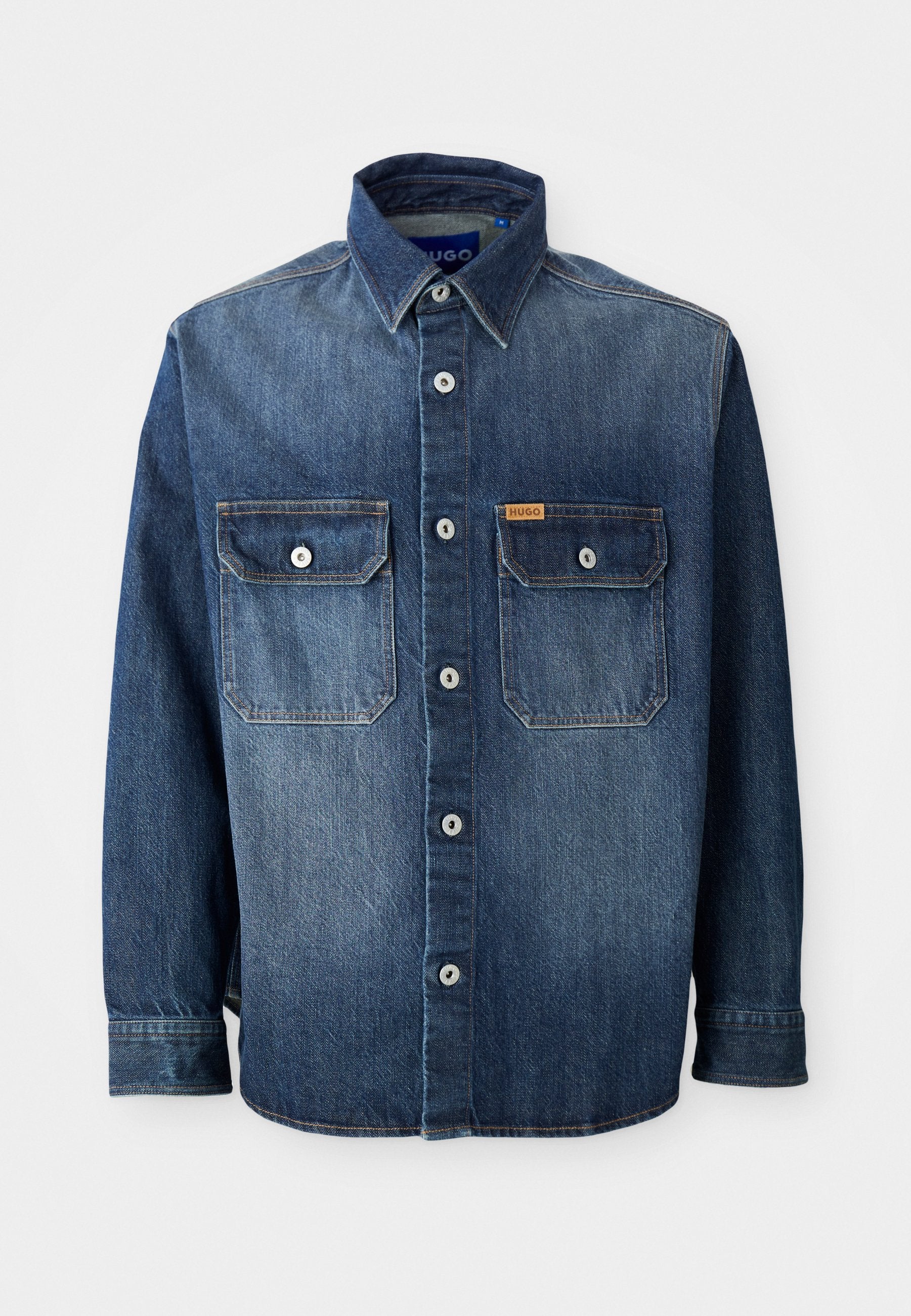 Dunkelblaue Jeanshemd mit Button-Down-Kragen, zwei Brusttaschen und HUGO-Logo-Label. Normale Passform mit langen Ärmeln.