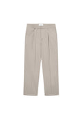 Helle beige, vertikal gestreifte Hosen mit Falten am Bund, geradem Bein-Design und einem sichtbaren Etikett am Taillenbund.