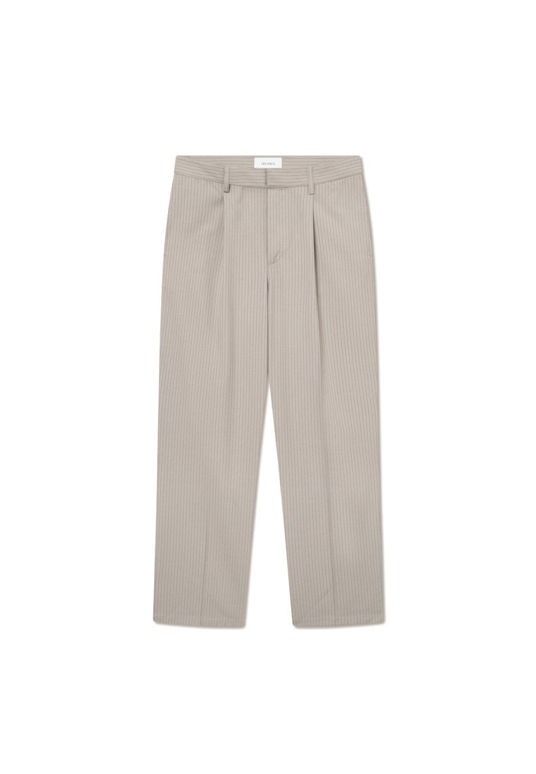 Helle beige, vertikal gestreifte Hosen mit Falten am Bund, geradem Bein-Design und einem sichtbaren Etikett am Taillenbund.