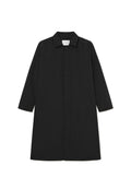 Schwarzer Trenchcoat mit minimalistischem Design, gerader Silhouette, langen Ärmeln, Seitentaschen und Knopfschluss.