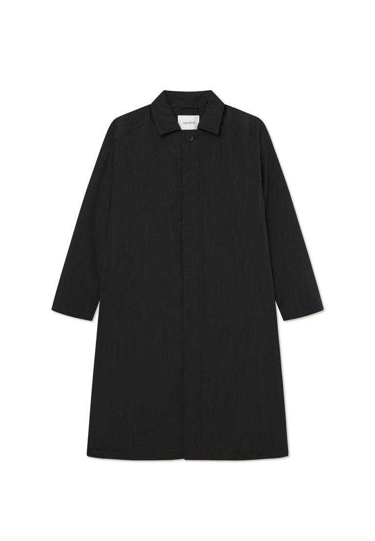 Schwarzer Trenchcoat mit minimalistischem Design, gerader Silhouette, langen Ärmeln, Seitentaschen und Knopfschluss.