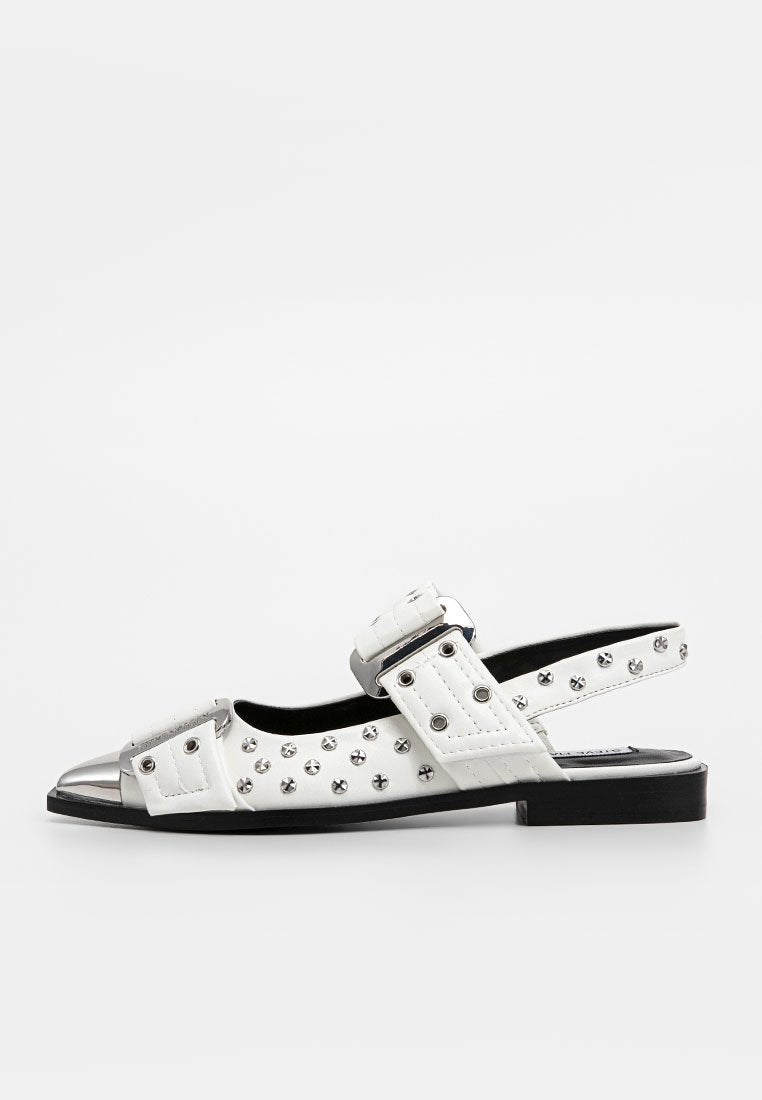 Weiße Slingback-Schuhe mit spitzem Zehenbereich, metallischen Akzenten, Nietenverzierungen und einer flachen schwarzen Sohle. Verstellbarer Schnallenriemen vorhanden.