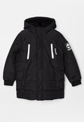 Schwarze gepolsterte Jacke mit Kapuze, ausgestattet mit weißen Reißverschlusstaschen, gerippten Bündchen und einem Logopatch am linken Ärmel. Glatte Außenstruktur.