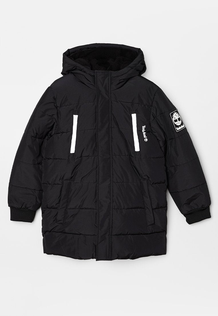 Schwarze gepolsterte Jacke mit Kapuze, ausgestattet mit weißen Reißverschlusstaschen, gerippten Bündchen und einem Logopatch am linken Ärmel. Glatte Außenstruktur.
