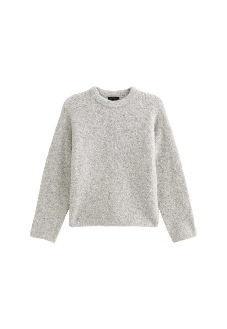 Grauer Strickpullover mit langen Ärmeln, Rundhalsausschnitt und strukturierter Oberfläche. Einfaches Design, ohne Muster oder Verzierungen.