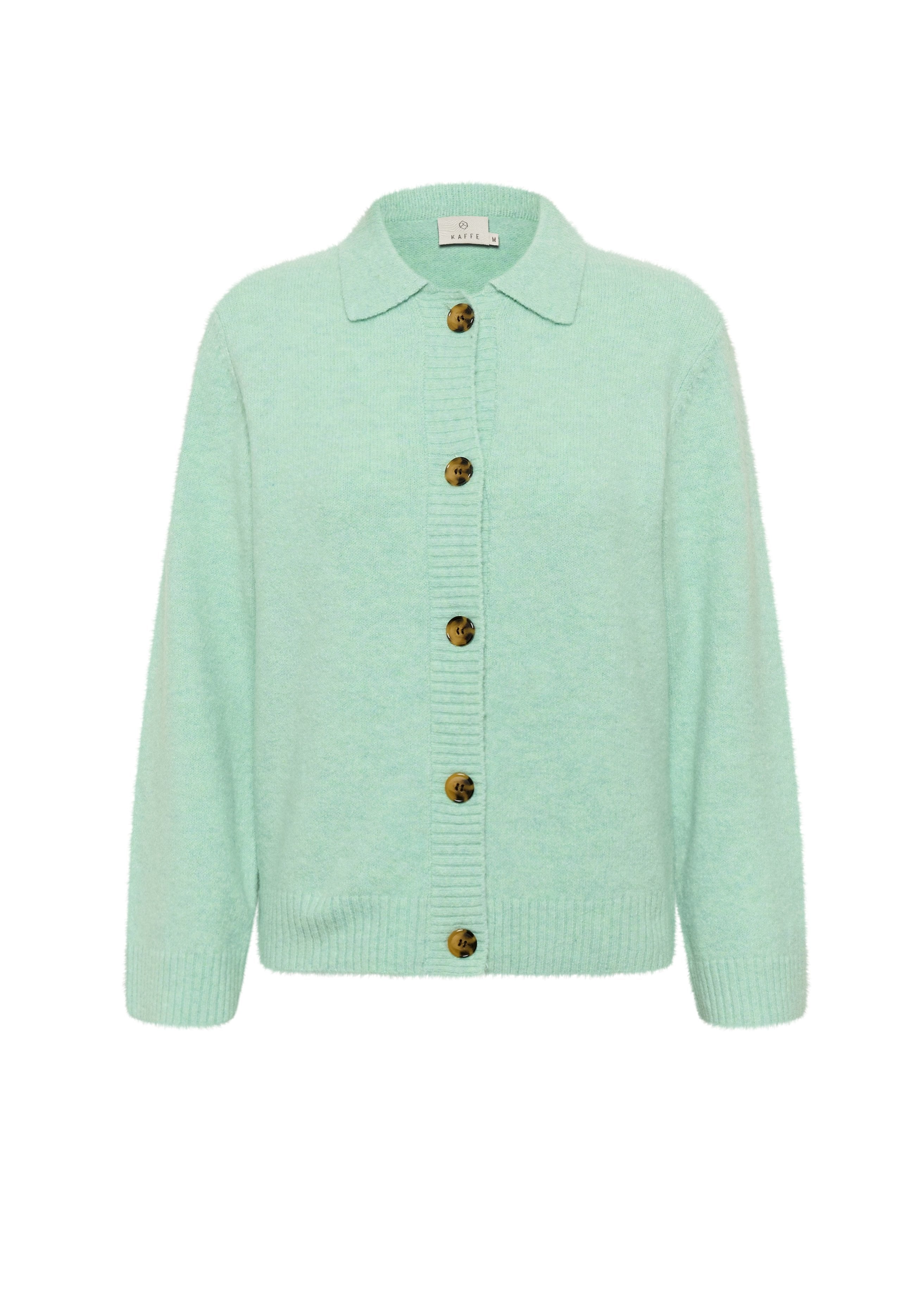 Mintgrüner Cardigan aus weichem Material, mit einem kragenlosen Halsausschnitt, gerippten Bündchen und sechs großen braunen Knöpfen auf der Vorderseite.