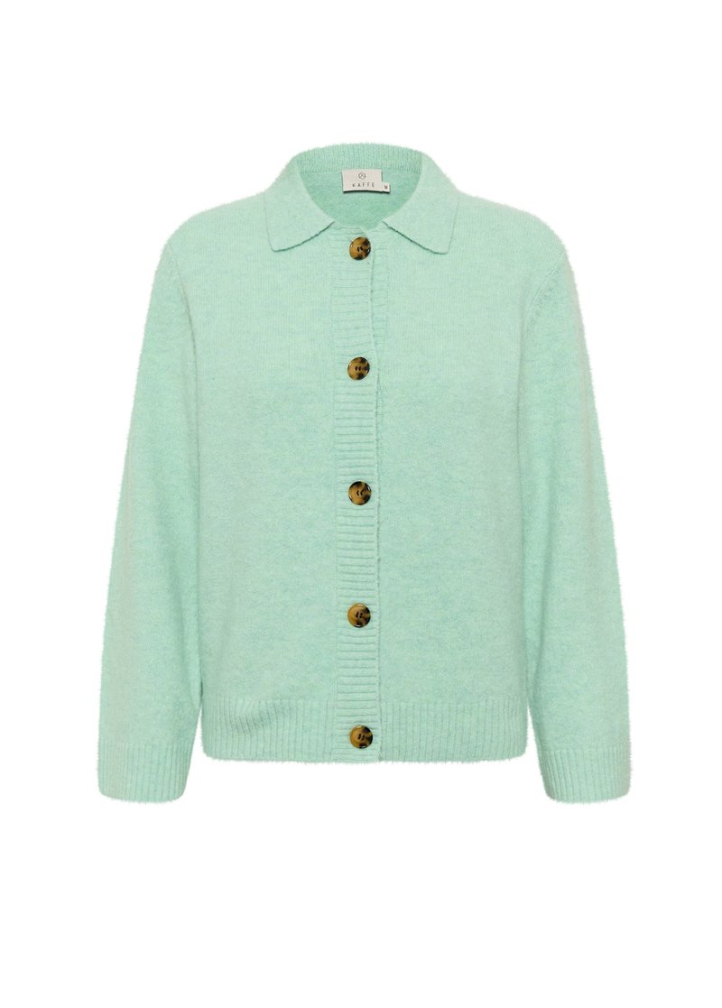 Mintgrüner Cardigan aus weichem Material, mit einem kragenlosen Halsausschnitt, gerippten Bündchen und sechs großen braunen Knöpfen auf der Vorderseite.