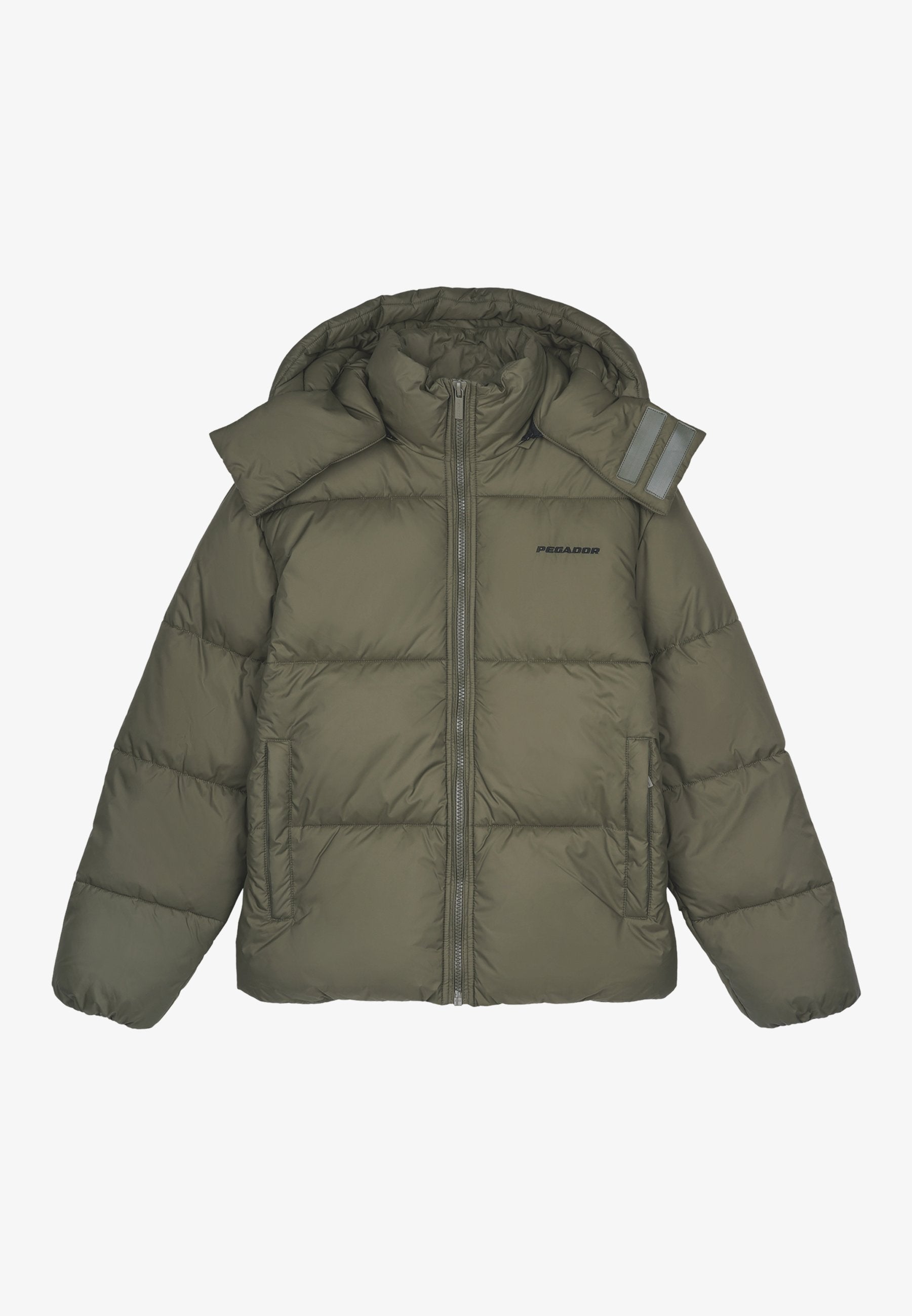 Olivenfarbene Steppjacke mit Kapuze, Reißverschluss und zwei Fronttaschen. Verfügt über ein dezentes Logo und reflektierende Details an der Schulter.
