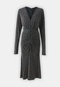 Schwarzes Kleid mit langen Ärmeln, tiefem Ausschnitt, gerafften Details an der Taille und silbernen Nieten, die gleichmäßig im Stoff verteilt sind.