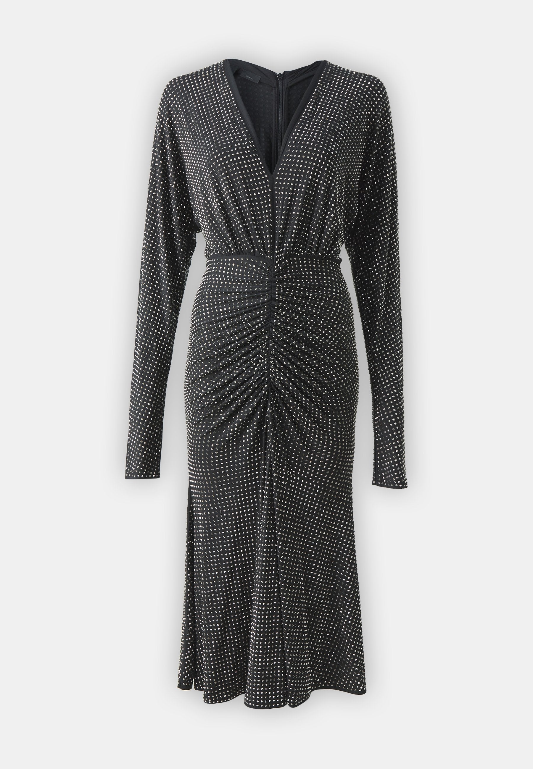 Schwarzes Kleid mit langen Ärmeln, tiefem Ausschnitt, gerafften Details an der Taille und silbernen Nieten, die gleichmäßig im Stoff verteilt sind.