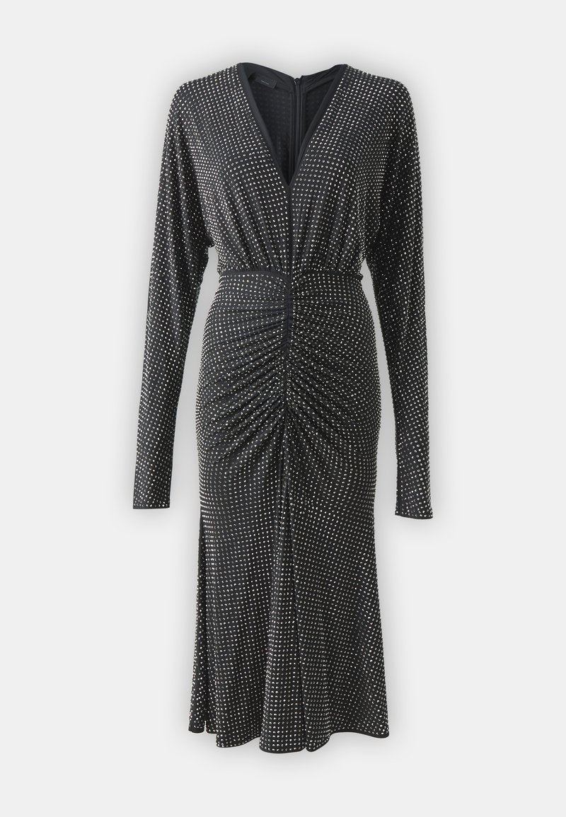 Schwarzes Kleid mit langen Ärmeln, tiefem Ausschnitt, gerafften Details an der Taille und silbernen Nieten, die gleichmäßig im Stoff verteilt sind.