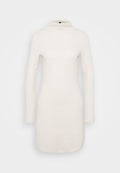 Strickkleid in Off-White, mit hohem Kragen und langen Ärmeln. Der Stoff hat eine gerippte Textur und eine figurbetonte Silhouette.