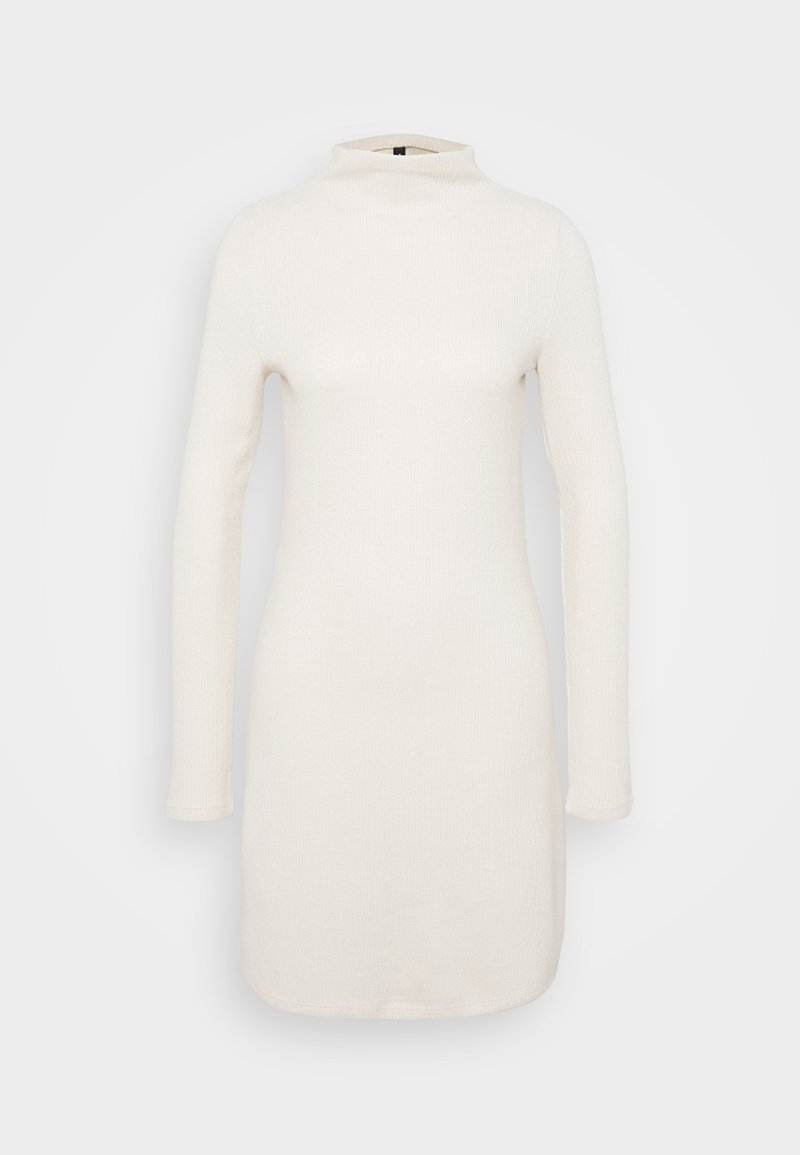 Strickkleid in Off-White, mit hohem Kragen und langen Ärmeln. Der Stoff hat eine gerippte Textur und eine figurbetonte Silhouette.