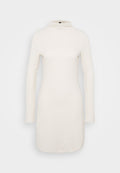 Strickkleid in Off-White, mit hohem Kragen und langen Ärmeln. Der Stoff hat eine gerippte Textur und eine figurbetonte Silhouette.