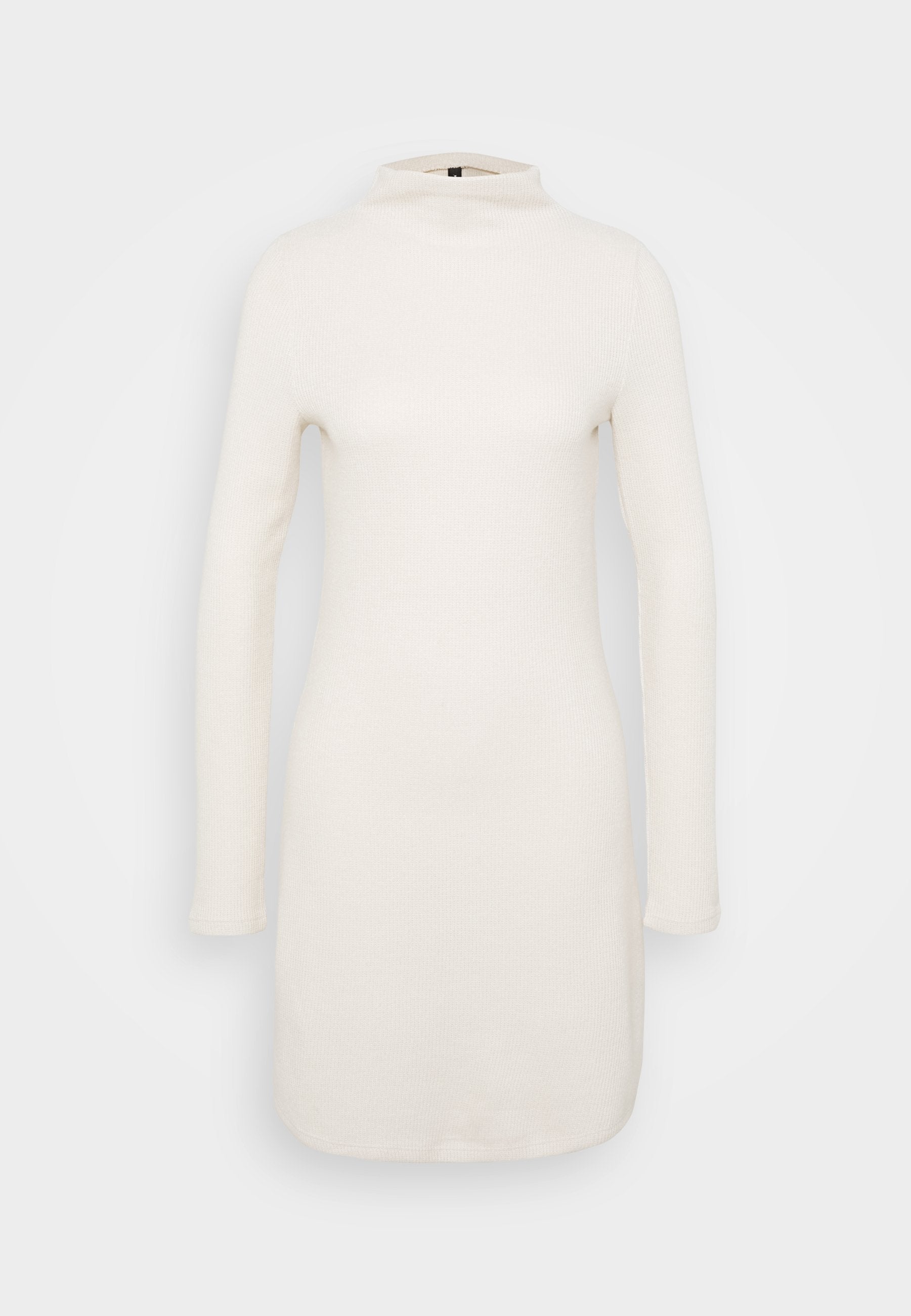 Strickkleid in Off-White, mit hohem Kragen und langen Ärmeln. Der Stoff hat eine gerippte Textur und eine figurbetonte Silhouette.
