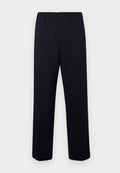 Navy gestreifte Hose aus feinem Stoff, mit geradem Schnitt, Gürtelschlaufen und einem vorderen Knopfverschluss. Keine sichtbaren Taschen.
