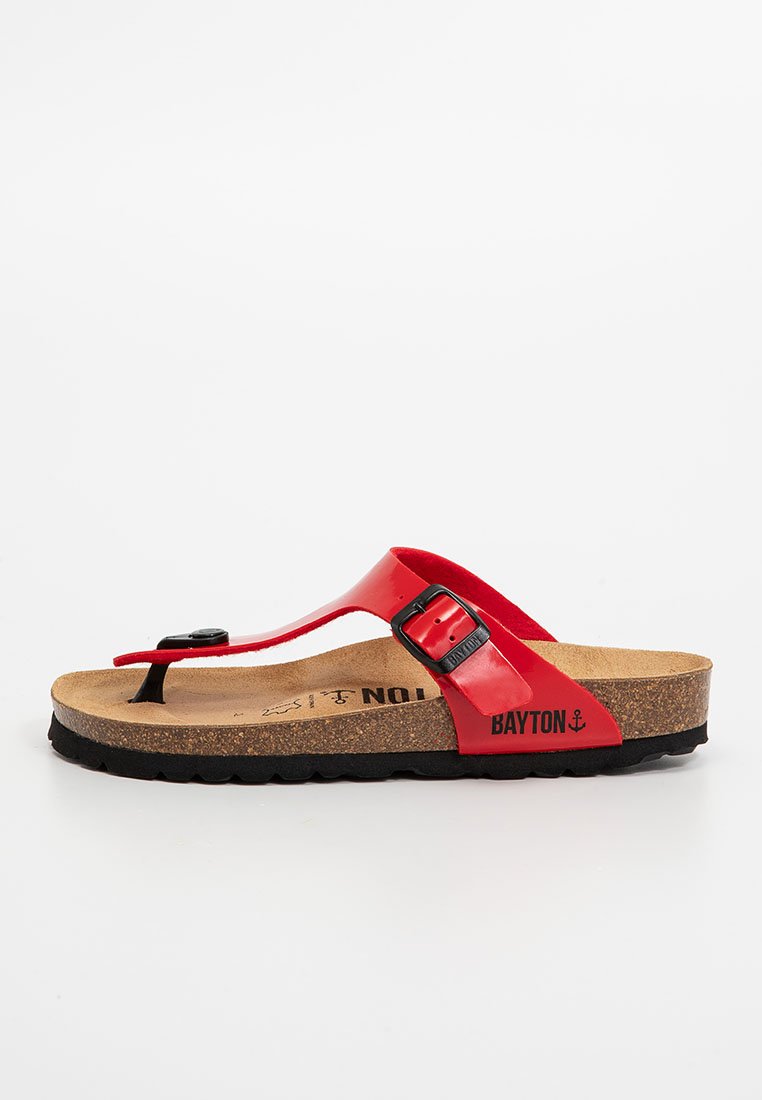 Rote Flip-Flopsandale mit gewölbtem Korkfußbett, schwarzer Laufsohle, verstellbarem Riemen mit Schnalle und einem auf der Innensohle aufgedruckten Logo.