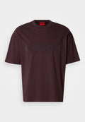 Bordeauxrotes Oversize-T-Shirt mit Rundhalsausschnitt und kurzen Ärmeln, mit einem dunklen "HUGO"-Logo in matter Optik auf der Vorderseite.