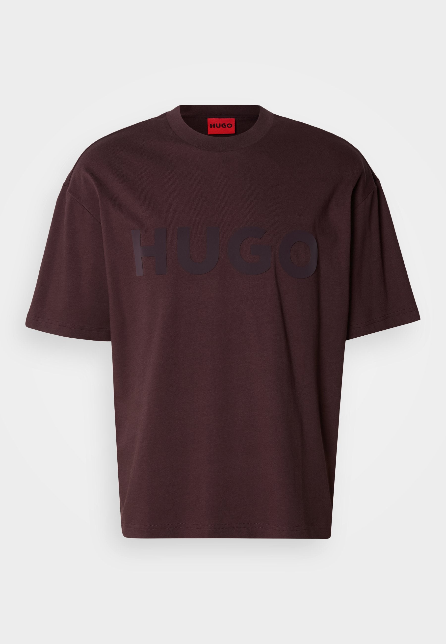 Bordeauxrotes Oversize-T-Shirt mit Rundhalsausschnitt und kurzen Ärmeln, mit einem dunklen "HUGO"-Logo in matter Optik auf der Vorderseite.