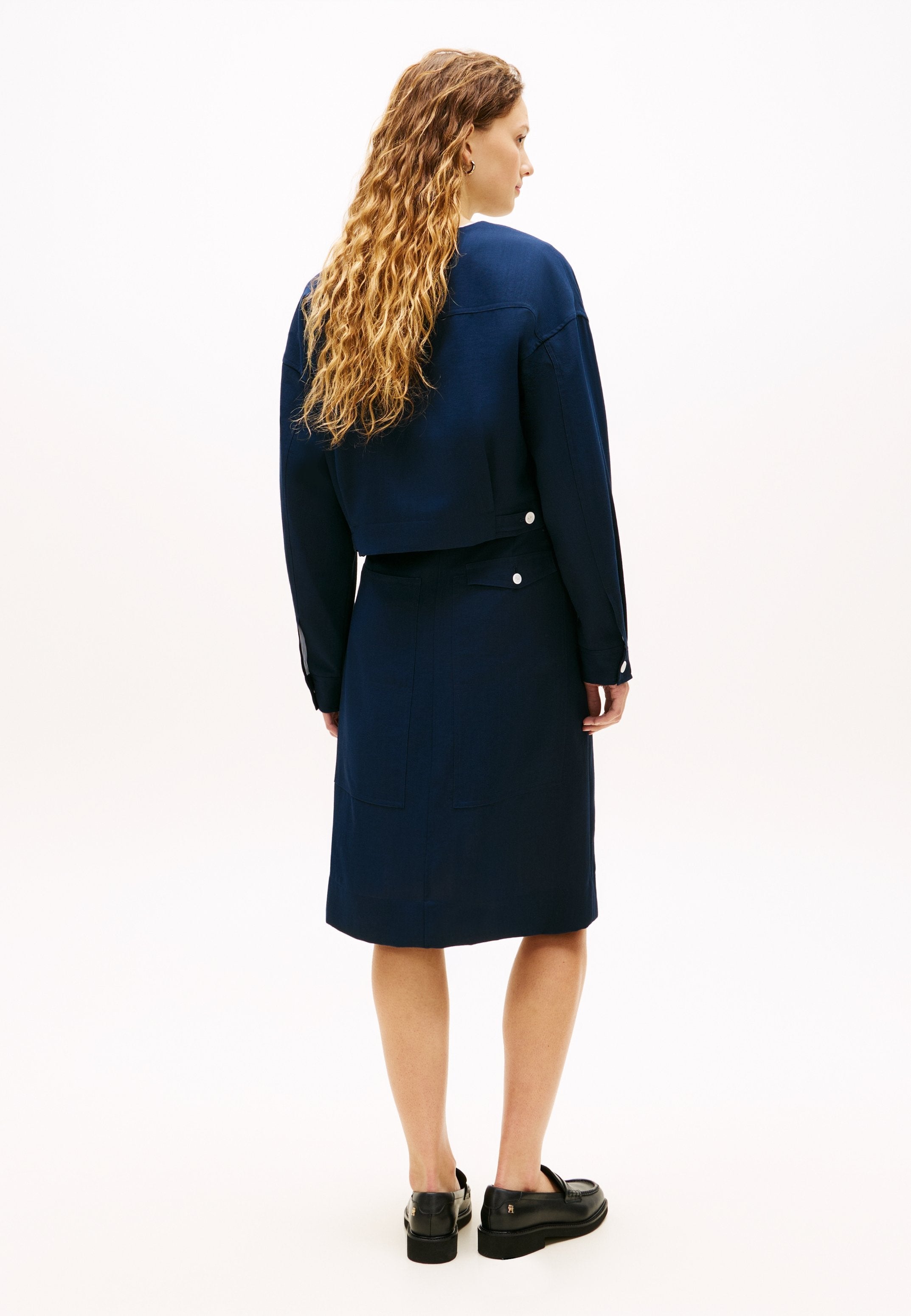 TAILORED COLLARLESS BOXY SHORT UTILITY JACKET Media 4