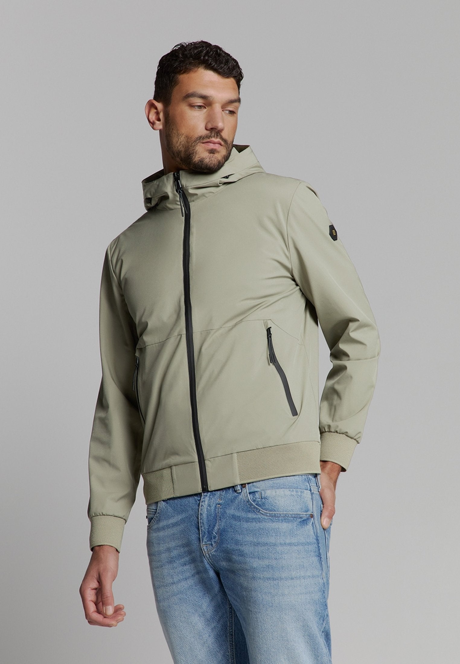 HOODED  Media 3