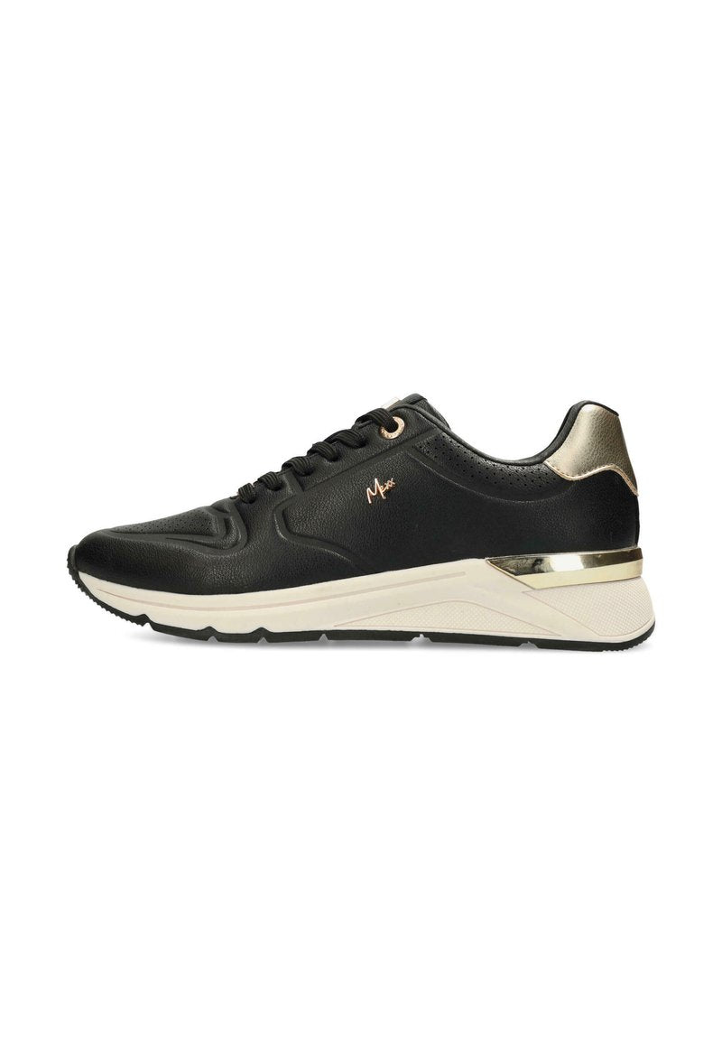 Schwarze Sneaker mit einem glatten Lederobermaterial, goldenen Akzenten, Schnürdesign und einer kontrastierenden weißen Mittelsohle. Perforierte Details an den Seiten.