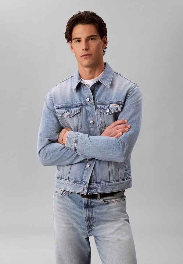 Calvin Klein Jeans CLASSIC RETRO LIGHT TRUCKER - Denim jacket - hellblau