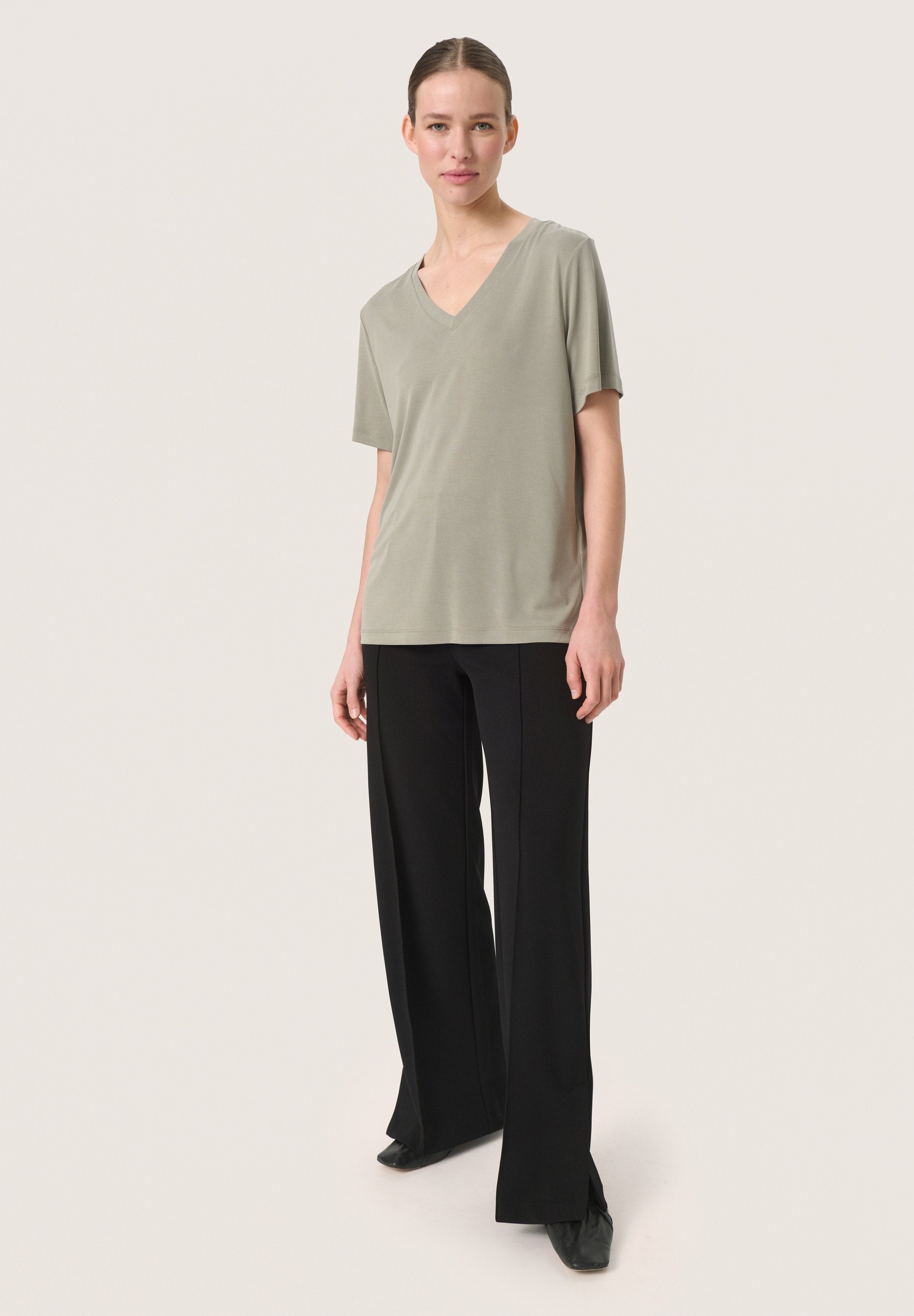 Soaked in Luxury SLCOLUMBINE V-NECK SS