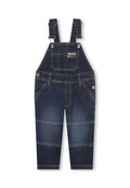 Dunkelblaue Jeanslatzhosen mit verstellbaren Trägern, Vordertasche und kontrastierenden gelben Nähten. Mit Knopfverschlüssen und schmal zulaufenden Beinen.