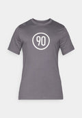 Graues T-Shirt aus Baumwolle, mit einem runden weißen Grafikdesign in der Mitte, das die Zahl "90" zeigt. Kurze Ärmel und Rundhalsdesign.