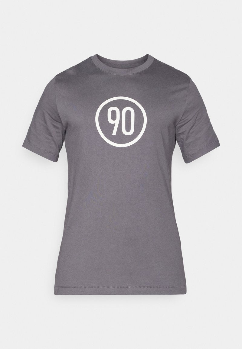 Graues T-Shirt aus Baumwolle, mit einem runden weißen Grafikdesign in der Mitte, das die Zahl "90" zeigt. Kurze Ärmel und Rundhalsdesign.