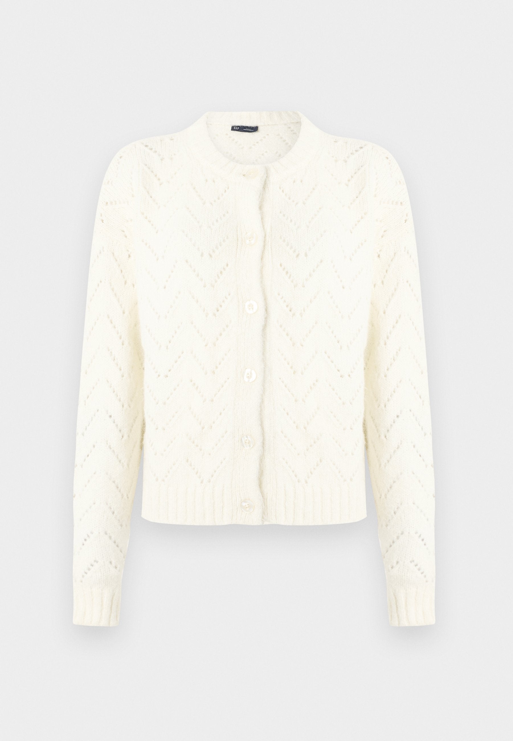 Weißer Strickcardigan mit einem strukturierten Zickzackmuster, rundem Ausschnitt und fünf Knöpfen. Er hat gerippte Bündchen und einen gerippten Saum.