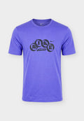 Lila Nike Dri-Fit T-Shirt mit kurzen Ärmeln, schwarzem gotischen "NIKE Athletics"-Schriftzug und Swoosh-Logo auf der Brust.