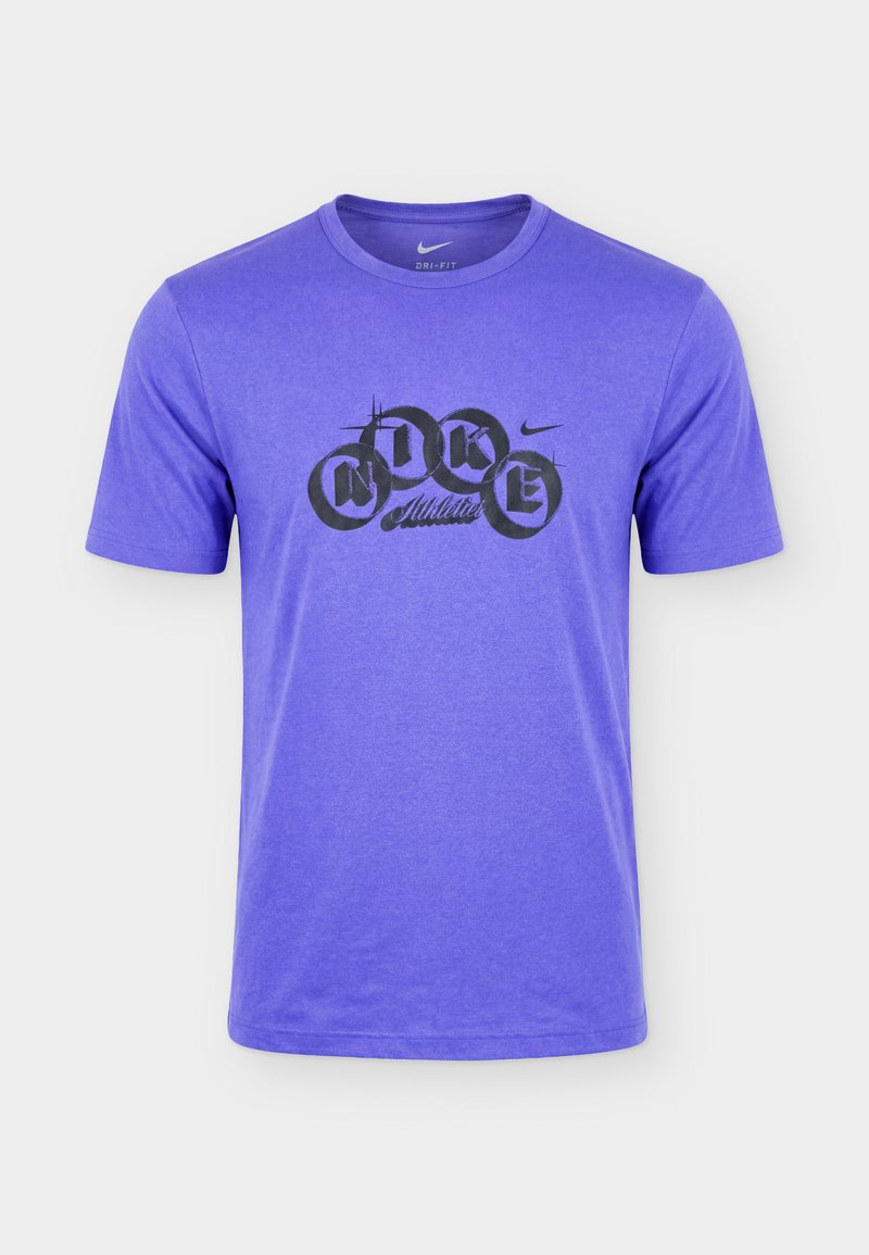 Lila Nike Dri-Fit T-Shirt mit kurzen Ärmeln, schwarzem gotischen "NIKE Athletics"-Schriftzug und Swoosh-Logo auf der Brust.