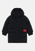 Schwarze Pufferjacke mit hohem Kragen, zwei Fronttaschen und einem leuchtend roten Etikett mit der Aufschrift "HUGO." Strukturiertes, isoliertes Design.