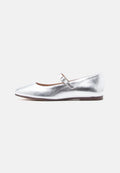 Silberfarbener Ballerina in Metallic-Optik mit abgerundeter Spitze, dünnem Riemen und kleiner verstellbarer Schnalle. Glatte Oberfläche mit dezentem Glanz.