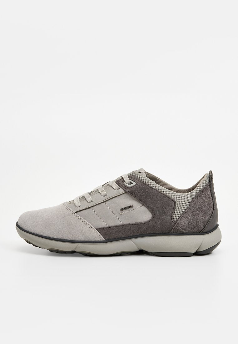 Hellgraue Sneaker aus einer Kombination von Wildleder und Mesh-Gewebe. Verfügt über kontrastierende dunkelgraue Akzente und eine flache Gummisohle.