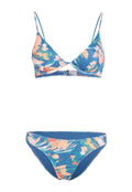 Bikini mit floralem Muster, das eine blaue Basisfarbe hat, ein Dreieck-Oberteil mit dünnen Trägern und einen passenden Slip mit mittelhohem Schnitt.