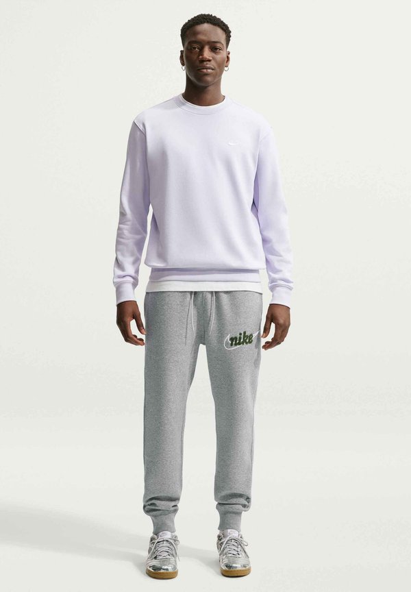 Nike Sportswear M NK CLUB BB JGGR CTB - Tracksuit bottoms - dk grey heather/lt smoke grey/fir/(white)