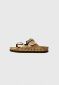 Goldene synthetische Sandalen mit zwei verstellbaren Riemen, Korkfußbett, strukturiertem schwarzen Sohlen und runden Ausschnitten an der Seite zur Belüftung.