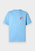 Hellblaues T-Shirt mit kurzen Ärmeln aus Baumwolle, mit einem gestickten Motiv aus Blumen und einem Basketball auf der Brust.